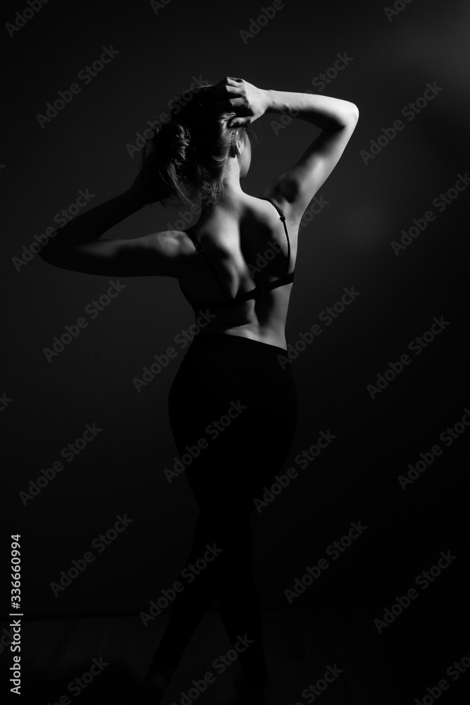 Obraz premium the girl stands with her back and holds her head