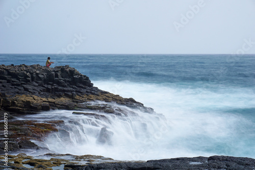 Ein einzelner Fischer an der wilden Küste Gran Canarias. photo