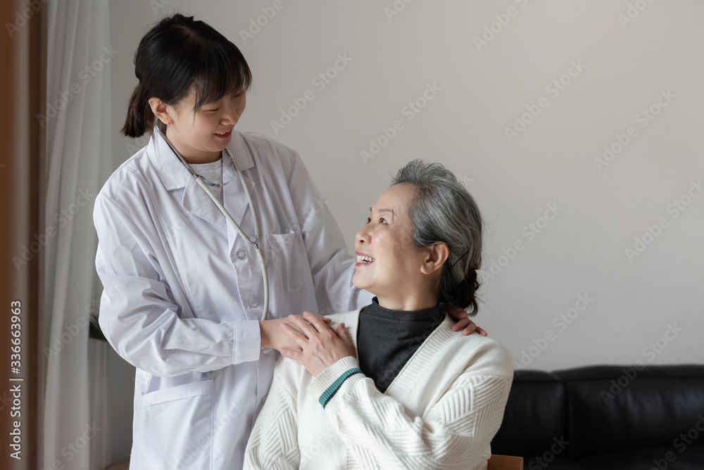 Obraz premium Young family doctor is talking with seniors