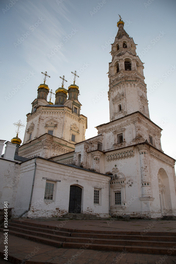 Fototapeta premium church and castle on the hill