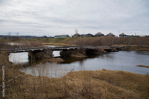 Fototapeta Naklejka Na Ścianę i Meble -  old bridge over the river