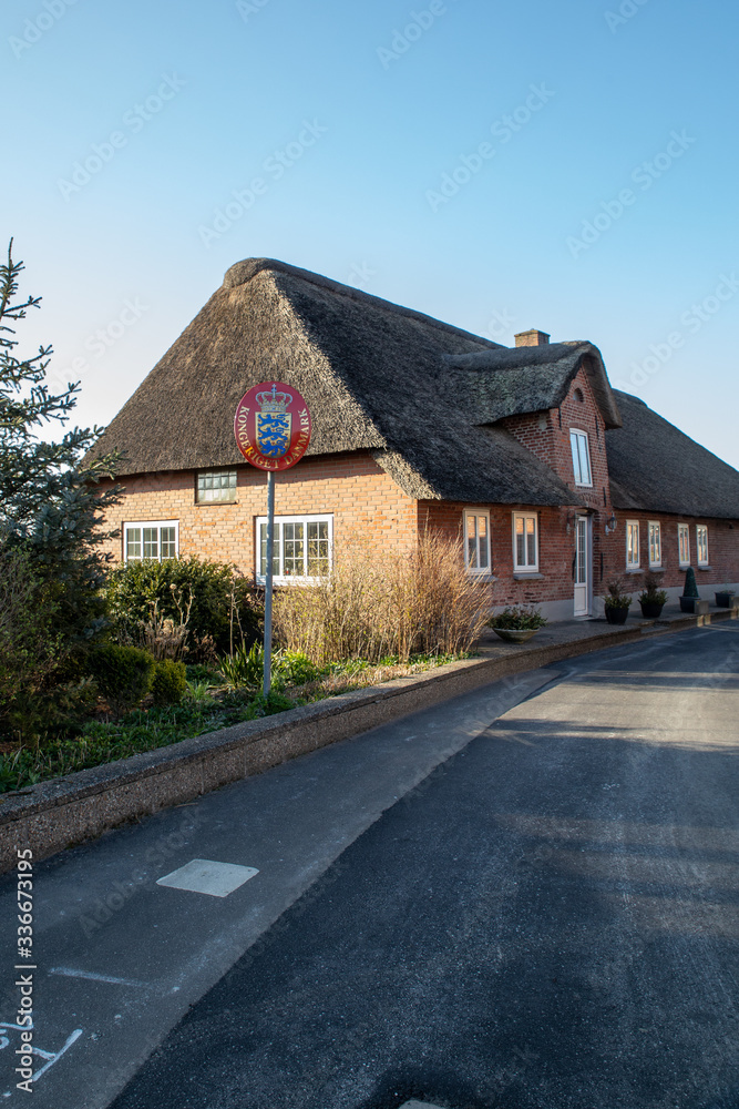 Strohgedecktes rotes Backsteinhaus, an der Grenze Rudbøl / Dänemakr und Rosenkranz/Deutschland Strohgedecktes rotes Backsteinhaus, an der Grenze Rudbøl / Dänemakr und Rosenkranz/Deutschland