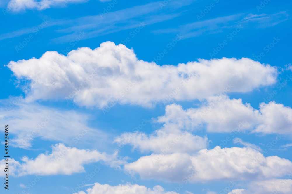 Fototapeta premium Scattered cloud clusters in a blue sky