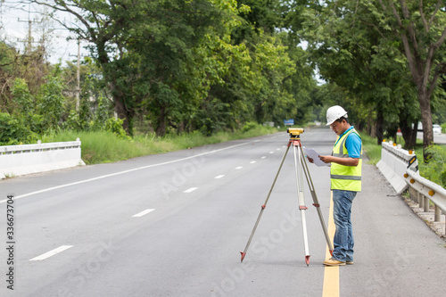 Foto Surveyor engineer checking out the street level.
