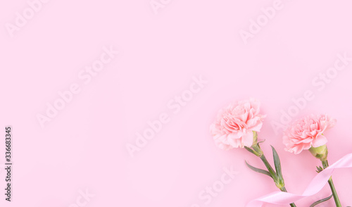 Mother's Day design concept - Pink carnations on a pale pink background with gratitude greeting card and words, top view, flat lay, copy space © RomixImage