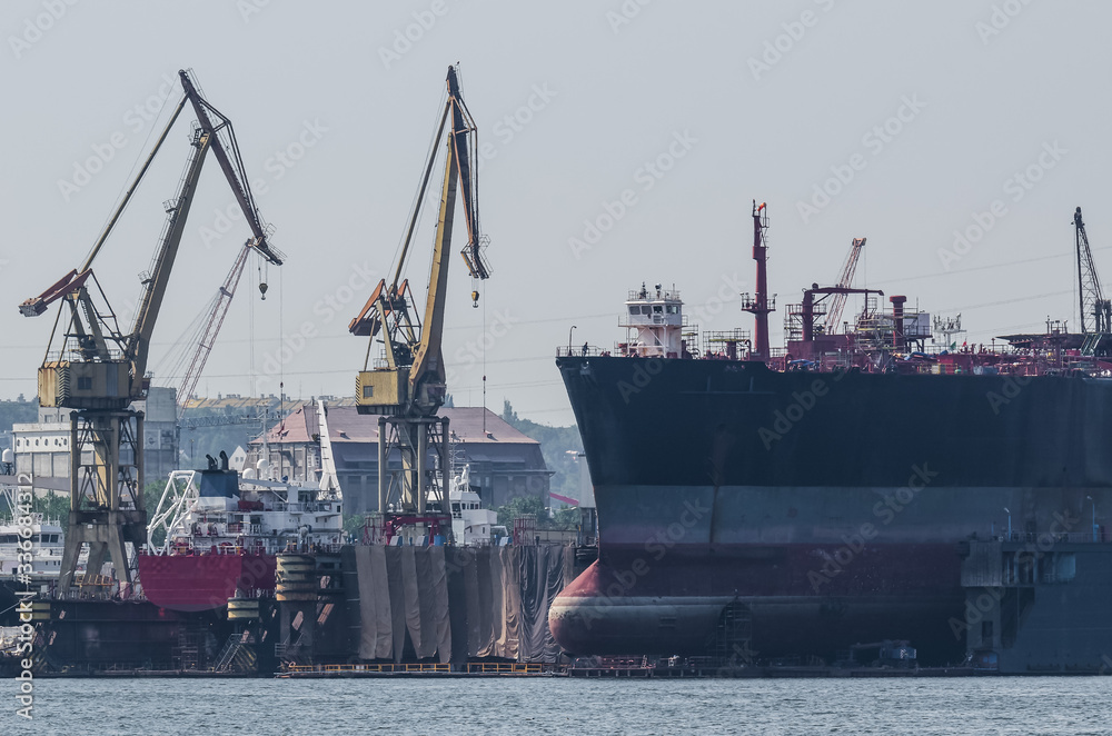 SHIPYARD - Ships at repair docks