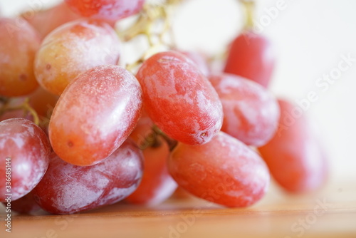 rote Weintrauben-Nahaufnahme und auf einem Küchenbrett