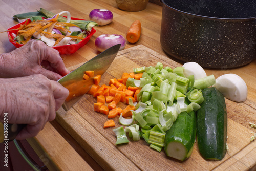 En ces temps de confinement préparation des plats à la maison et transformation en cuisinier et cuisinière 