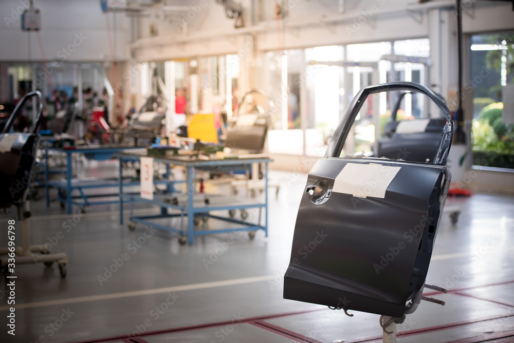 Manufacture of car doors, disassembling for painting car doors in car factories Manufacture of car doors, disassembling for painting car doors in car factories