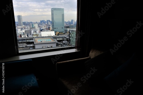 ホテルの窓から見える都会の風景