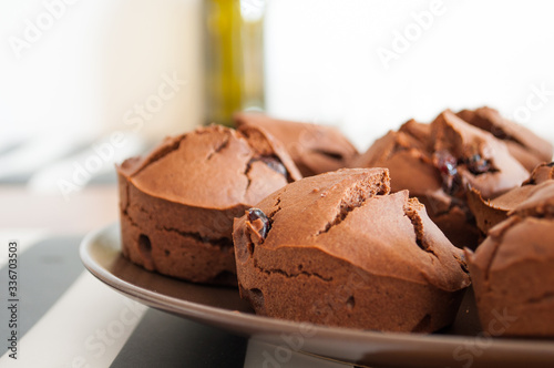 Fototapeta Muffiny czekoladowe na talerzu