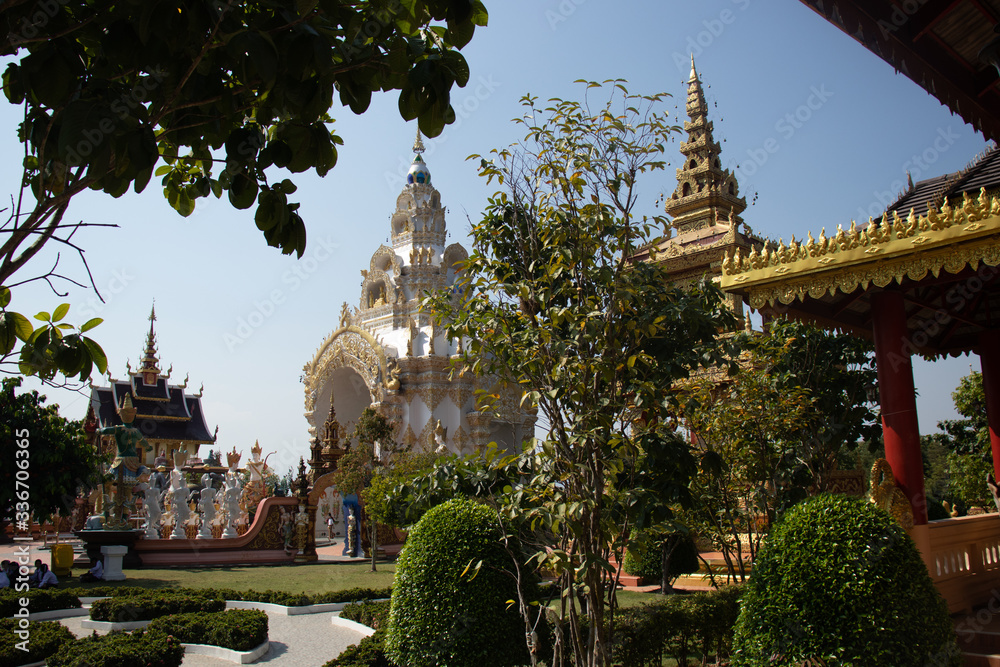 Obraz premium A beautiful view of buddhist temple Wat Saeng Kaew at Chiang Rai, Thailand.