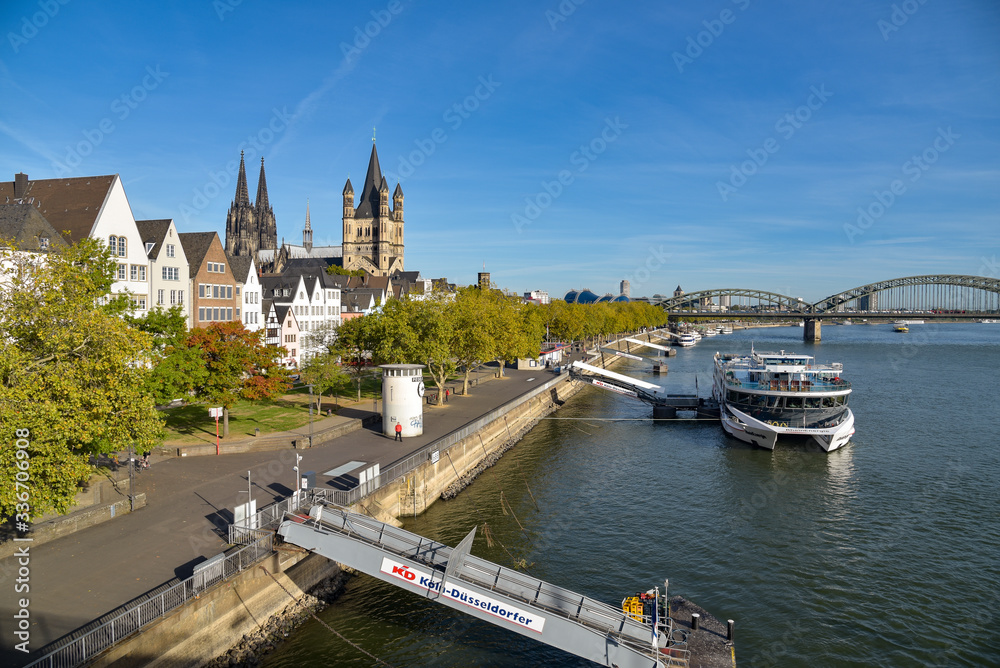 Altstadt von Köln mit Dom und Rhein