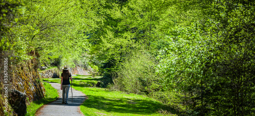 Frau beim Wandern durch schöne Naturlandschaft