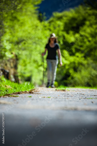 Frau beim Wandern durch schöne Naturlandschaft