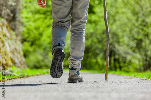 Frau beim Wandern durch schöne Naturlandschaft