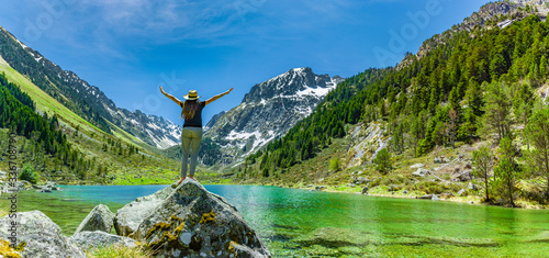 Frau auf einem Felsen an einem Bergsee