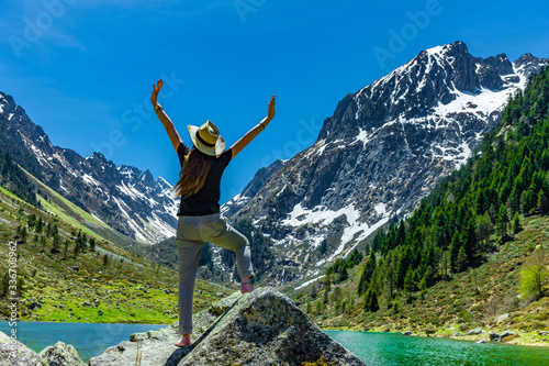 Frau auf einem Felsen an einem Bergsee