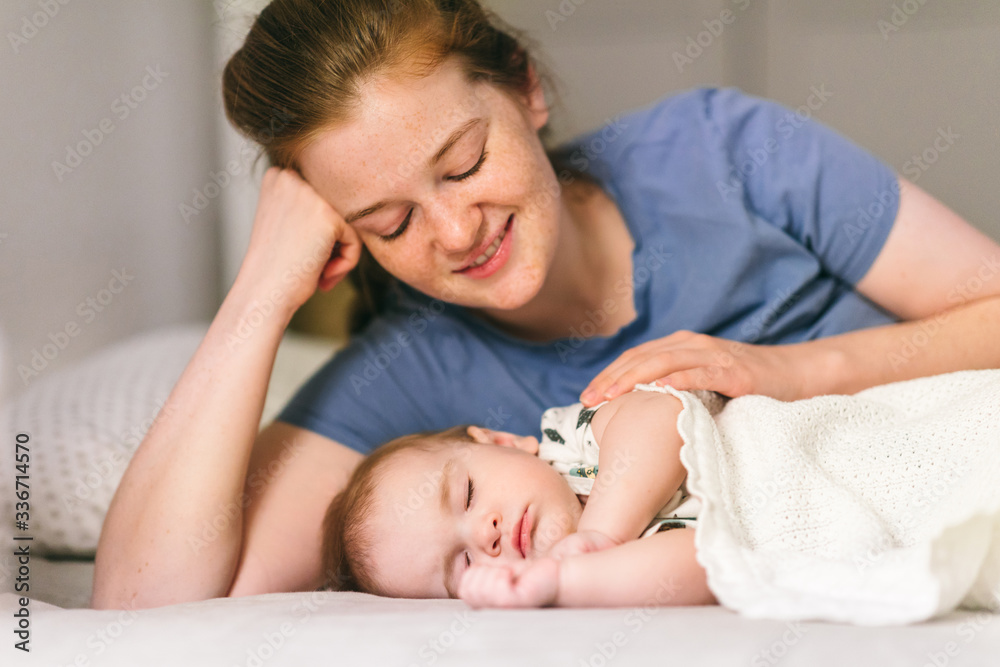 How to put a baby to sleep? Nine-month-old baby sleeping in peace with mom How to put a baby to sleep? Nine-month-old baby sleeping in peace with mom