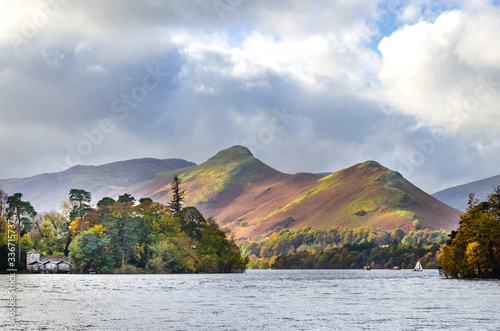 Foto The fells by Derwent water known as cat bells is just three miles outside of the town of Keswick in the English Lake District