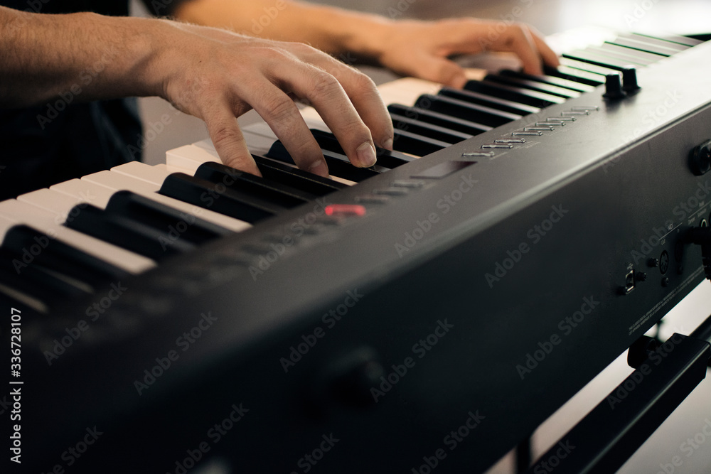 pianista tocando teclas de piano pianista tocando teclas de piano