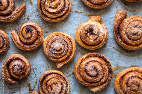 Photos close up of cinnamon rolls with sugar