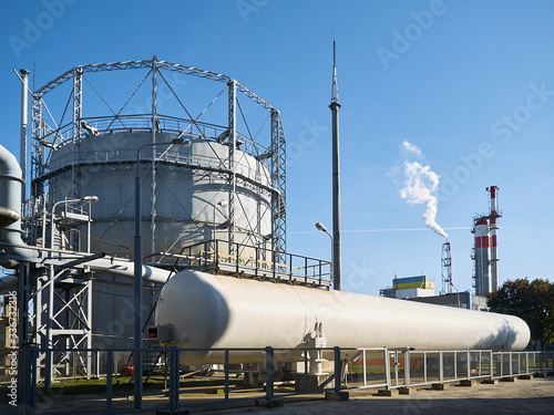 Fotografía Huge horizontal liquid oxygen tank for needs of medical institutions and hospitals and cylindrical oxygen gas-holder as example of chemical equipment example