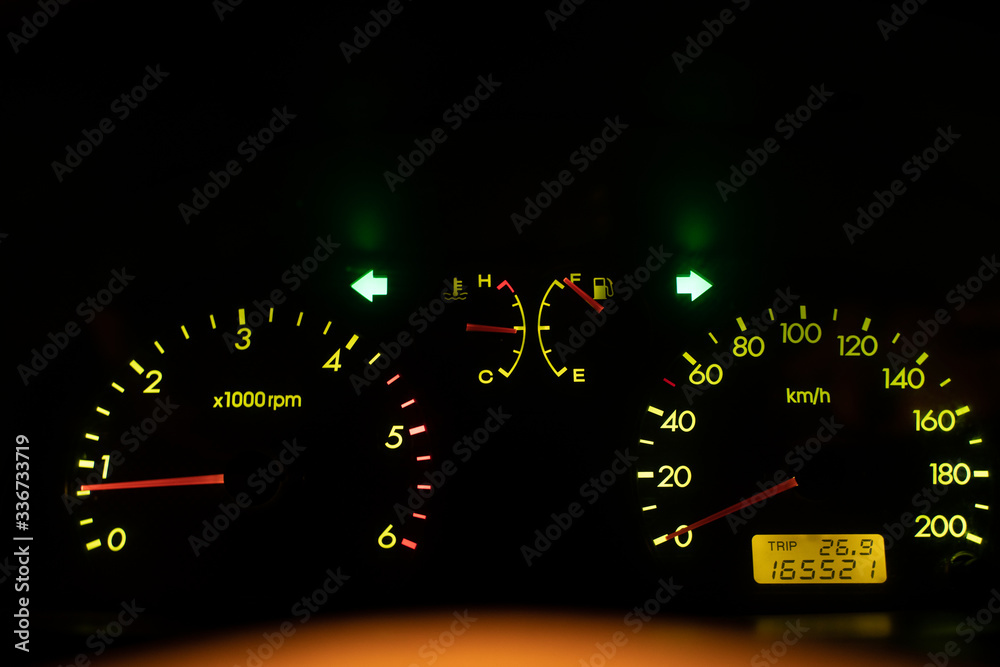 tablero del coche con luces verdes encendidas tablero del coche con luces verdes encendidas