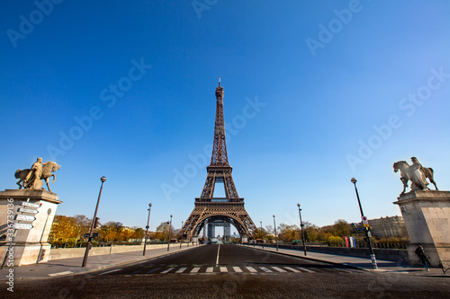 Tour-Eiffel solitaire