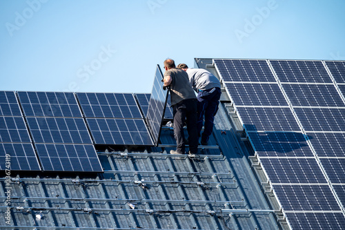 Photovoltaik-Anlage wird auf Dach montiert