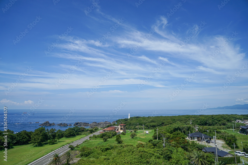 和歌山県串本町の潮岬観光タワー展望台から見下ろす望楼の芝と潮岬灯台
