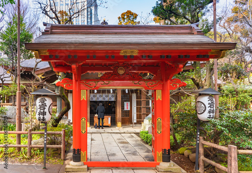 Εκτύπωση καμβά Red karamon gate decorated with the coat of arms of the Tokugawa shoguns in the Atago shrine on the highest mountain in Tokyo