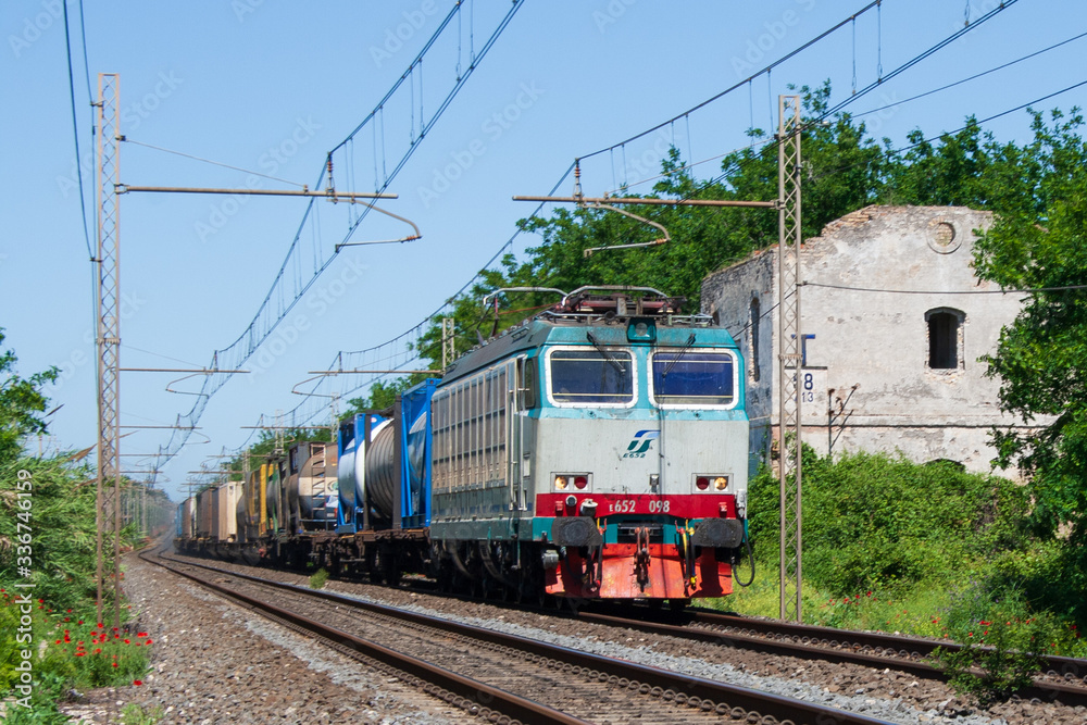Un treno merci in transito nei pressi di Latina, Italia Un treno merci in transito nei pressi di Latina, Italia