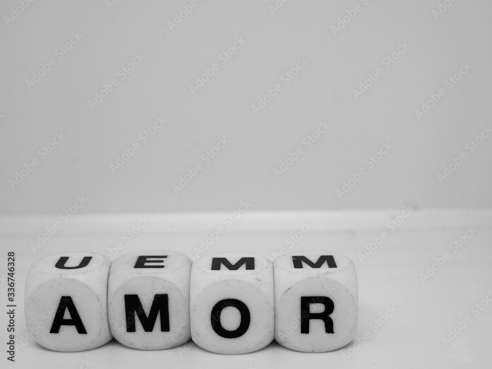 Palabra amor en dados blancos y negros. Espacio para texto. Palabra amor en dados blancos y negros. Espacio para texto.