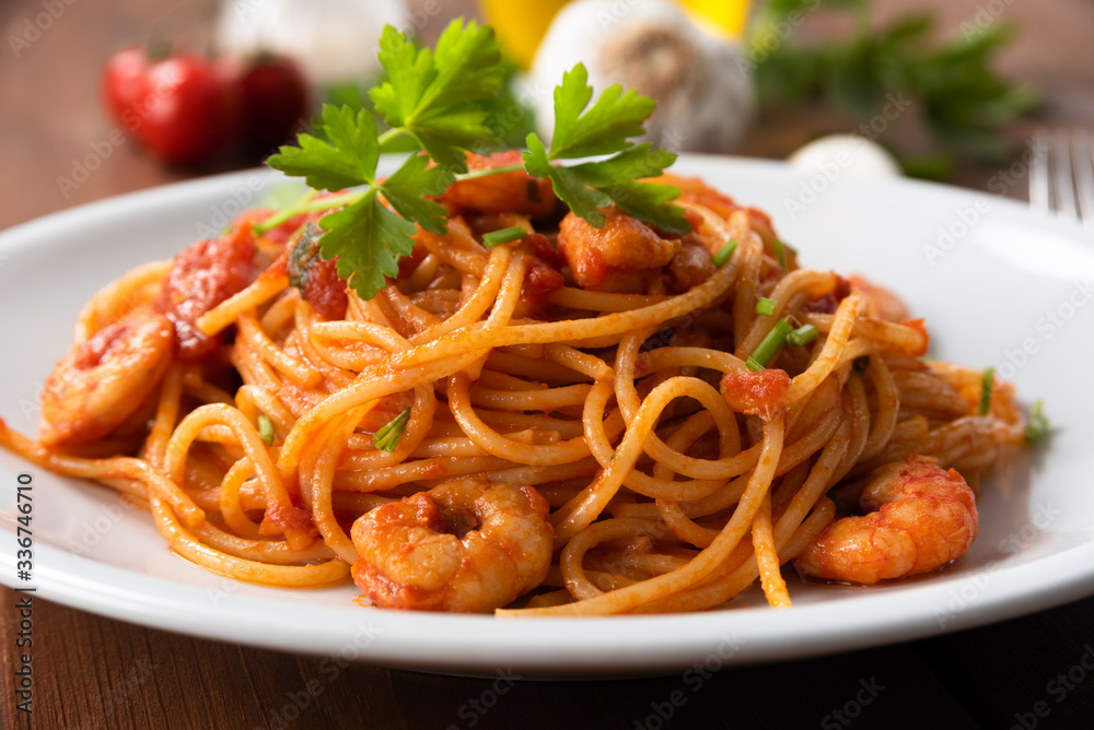 Deliziosi spaghetti al sugo di gamberi, Cucina Italiana