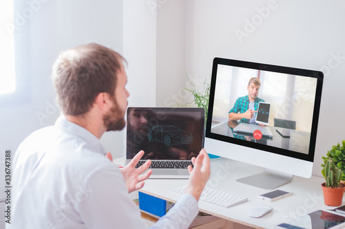 Fotografia Man having virtual meeting with his coworker at home