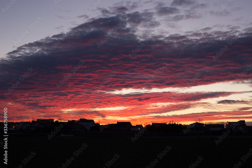 Fototapeta premium Increible cielo con nubes ardiendo al atardecer.