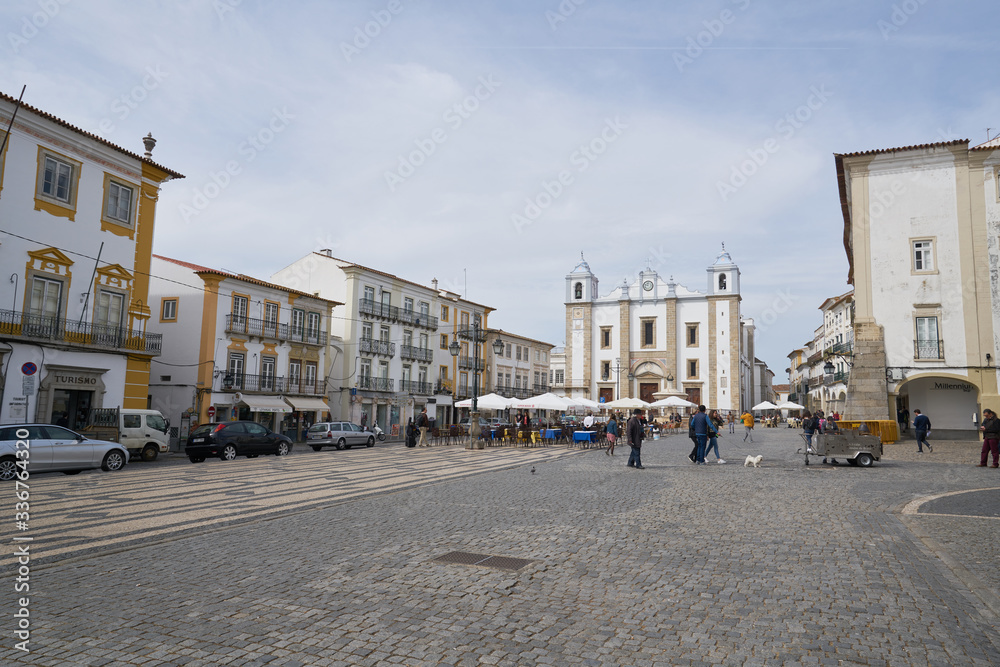 Praca do Giraldo plaza in Evora, Portugal