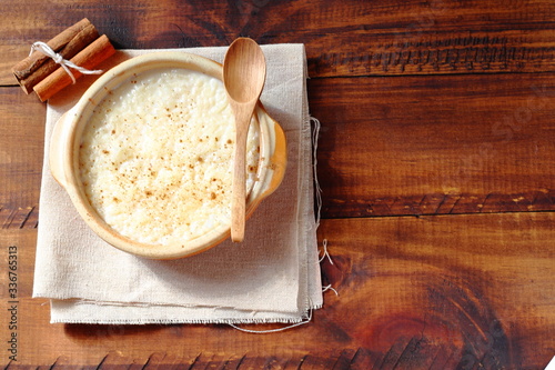 Фотография Arroz con leche muy cremoso con un toque de limón y canela
