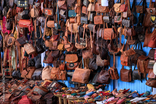Bunte Ledertaschen und Schuhe bei einem Marktstand in Marokko