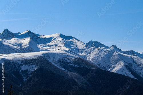 Snow-capped mountain peaks © Aktrisa
