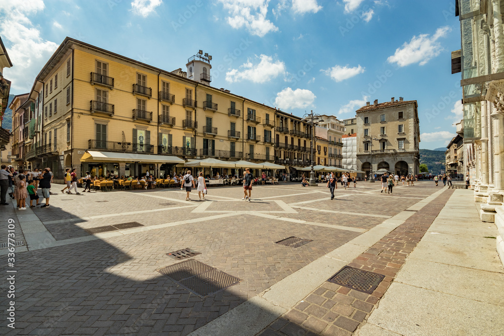 Obraz premium Como, ITALY - August 4, 2019: Local people and tourists on a quiet cozy streets near Cathedral in the beautiful Italian Como city. Warm sunny summer day in very popular holiday destination