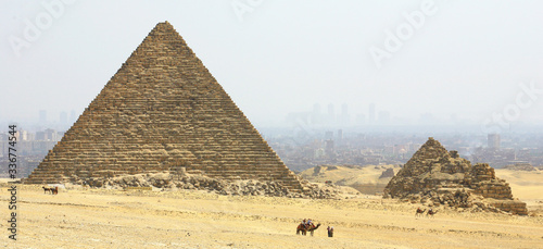 widok na piramidy w Gizie