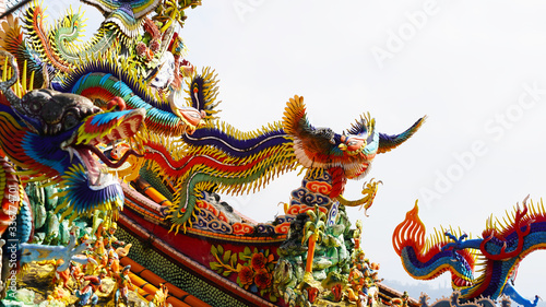 Canvas Print bright multi-colored sculptures of Japanese samurai dragons on the roof of traditional temples