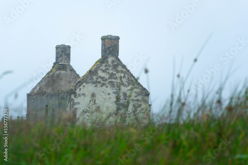 Ein altes verlassenes Haus inmitten von Schottland photo