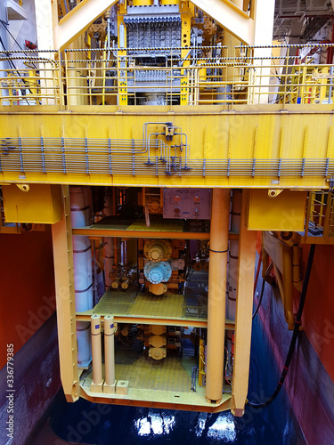 Foto BOP in bop carrier in drillship moonpool area