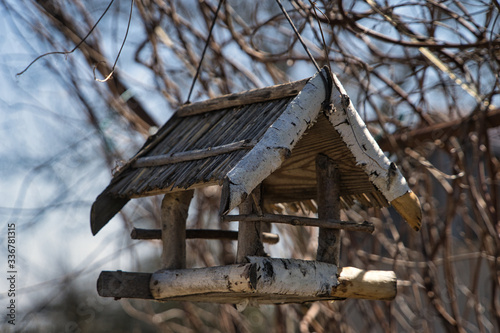 Vogelhaus, Vogeläuschen aus Birkenholz Holz, Futterstelle für Vögel © Angelika Beck