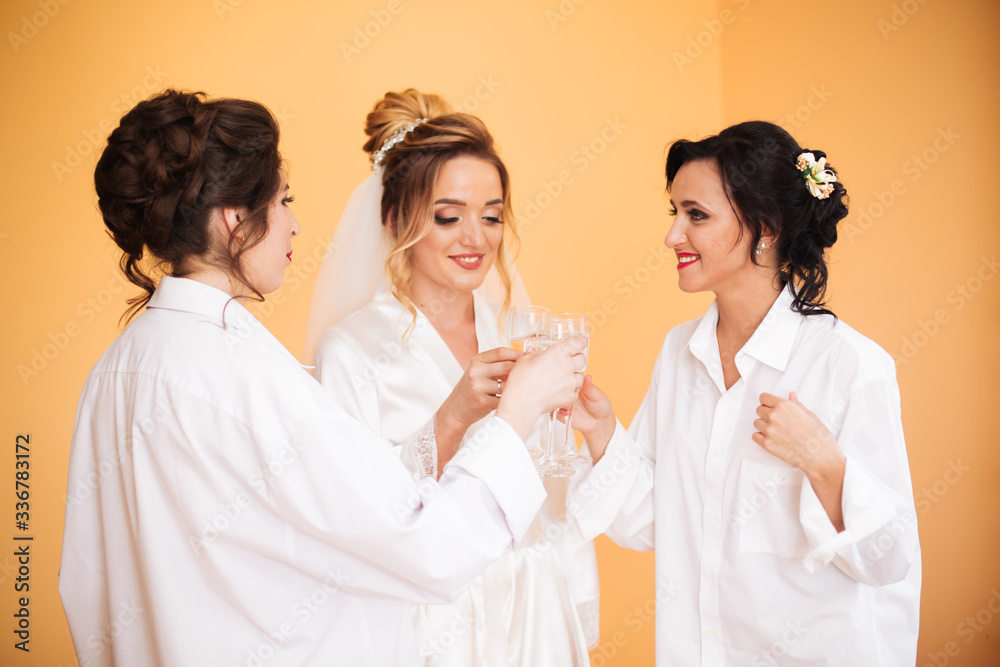 Obraz premium bride in white dress posing while preparing for the wedding ceremony.