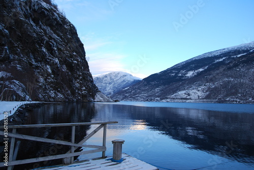 muelle de fiordo, noruega en invierno