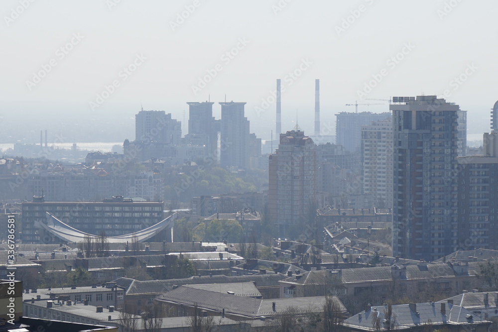 Fototapeta premium Europa, Kijów, Ukraina - kwiecień 2020 r .: Smog ogarnął miasto. Z powodu pożarów lasów w strefie Czarnobyla.